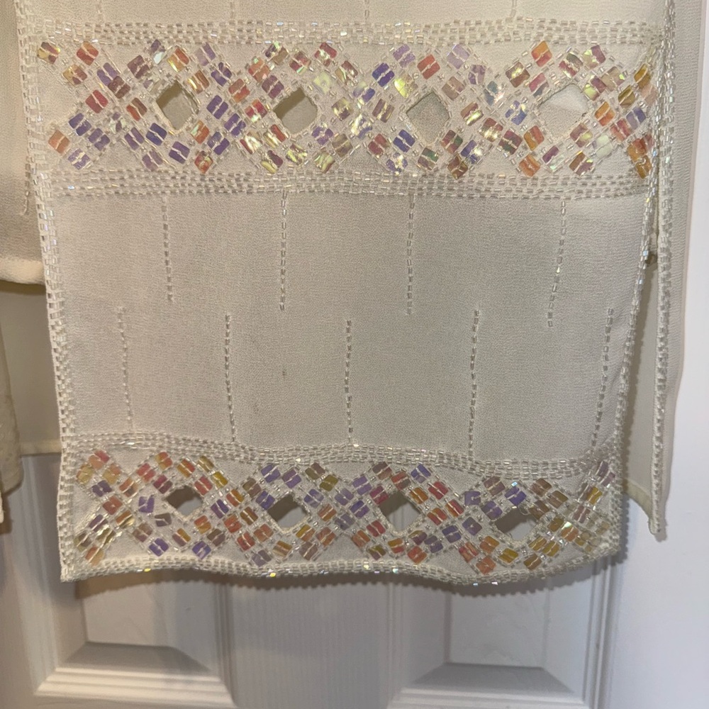 Vintage Elegant Cream Three-Piece Set - Picture 4 of 5
